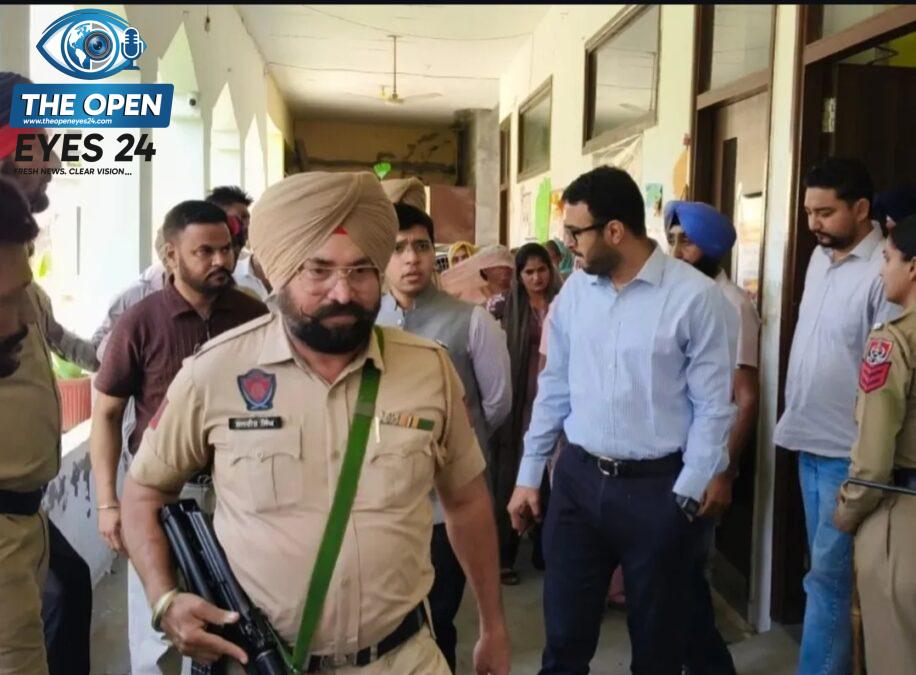 ਭਦੌੜ ਵਿਖੇ ਪੋਲਿੰਗ ਬੂਥ ਦਾ ਦੌਰਾ ਕਰਕੇ ਚੋਣ ਪ੍ਰਬੰਧਾਂ ਦਾ ਜਾਇਜ਼ਾ ਲੈਂਦੇ ਹੋਏ ਡਿਪਟੀ ਕਮਿਸ਼ਨਰ ਹਰਪ੍ਰੀਤ ਸਿੰਘ ਅਤੇ ਨਾਲ ਹੋਰ ਅਧਿਕਾਰੀ।