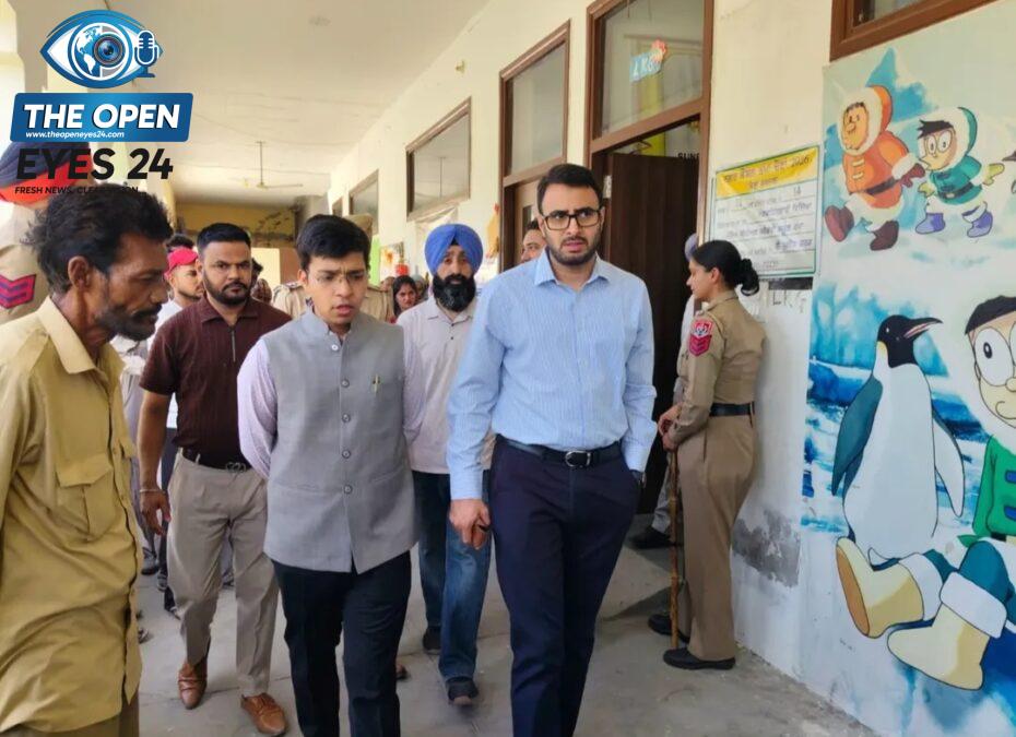 ਭਦੌੜ ਵਿਖੇ ਪੋਲਿੰਗ ਬੂਥ ਦਾ ਦੌਰਾ ਕਰਕੇ ਚੋਣ ਪ੍ਰਬੰਧਾਂ ਦਾ ਜਾਇਜ਼ਾ ਲੈਂਦੇ ਹੋਏ ਡਿਪਟੀ ਕਮਿਸ਼ਨਰ ਹਰਪ੍ਰੀਤ ਸਿੰਘ ਅਤੇ ਨਾਲ ਹੋਰ ਅਧਿਕਾਰੀ।