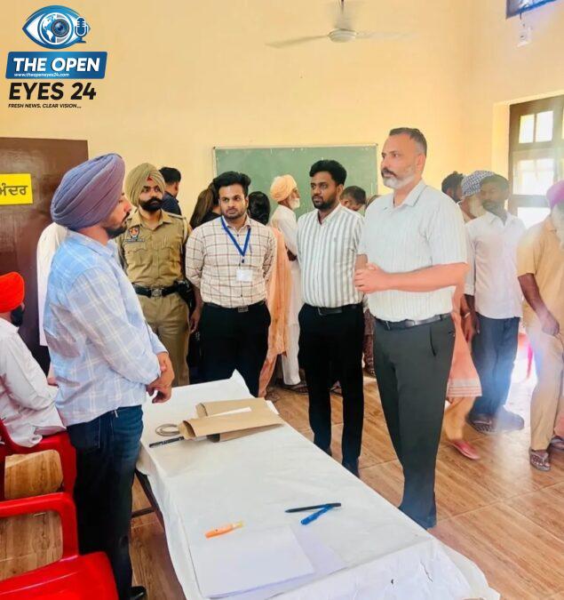 ਨਗਰ ਕੌਂਸਲ ਧਨੌਲਾ ਦੀਆਂ ਚੋਣਾਂ ਦੌਰਾਨ ਪੋਲਿੰਗ ਬੂਥਾਂ ਦਾ ਨਿਰੀਖਣ ਕਰਦੇ ਹੋਏ ਰਿਟਰਨਿੰਗ ਅਫ਼ਸਰ ਸਹਿਤ ਉਪ ਮੰਡਲ ਮੈਜਿਸਟ੍ਰੇਟ ਬਰਨਾਲਾ ਡਾ ਅਜੀਤਪਾਲ ਸਿੰਘ ਚਹਿਲ ਅਤੇ ਨਾਲ ਹੋਰ ਚੋਣ ਅਮਲਾ।