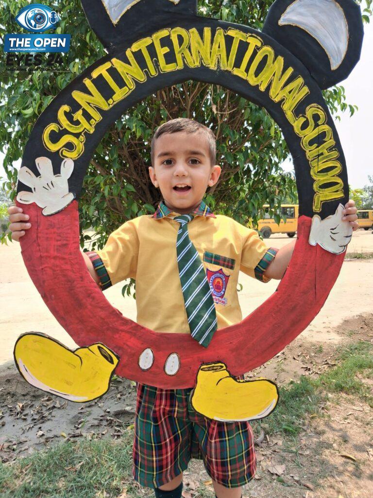 ਫੋਟੋ ਕੈਪਸ਼ਨ: ਐੱਸਜੀਐੱਨ ਇੰਟਰਨੈਸ਼ਨਲ ਸਕੂਲ ਦੀਵਾਨਾ ਵਿਖੇ ਨਵੇਂ ਵਿਦਿਆਰਥੀਆਂ ਦਾ ਸਵਾਗਤ ਕਰਦੇ ਹੋਏ ਪ੍ਰਬੰਧਕ ਅਤੇ ਖੁਸ਼ੀ ਮਨਾਉਂਦੇ ਹੋਏ ਮਾਸੂਮ ਬੱਚੇ।