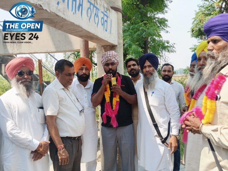 ਕੈਪਸ਼ਨ:ਵਾਟਰ ਵਰਕਸ ਦੀ ਟੈਂਕੀ ਤੋਂ 27 ਘੰਟਿਆਂ ਬਾਅਦ ਥੱਲੇ ਉਤਰੇ ਸਰਪੰਚ ਜਗਜੀਵਨ ਸਿੰਘ ਦਾ ਸਵਾਗਤ ਕਰਦੇ ਪਿੰਡ ਵਾਸੀ ਅਤੇ ਮੌਕੇ ’ਤੇ ਮੌਜੂਦ ਪ੍ਰਸ਼ਾਸਕੀ ਫੋਟੋ