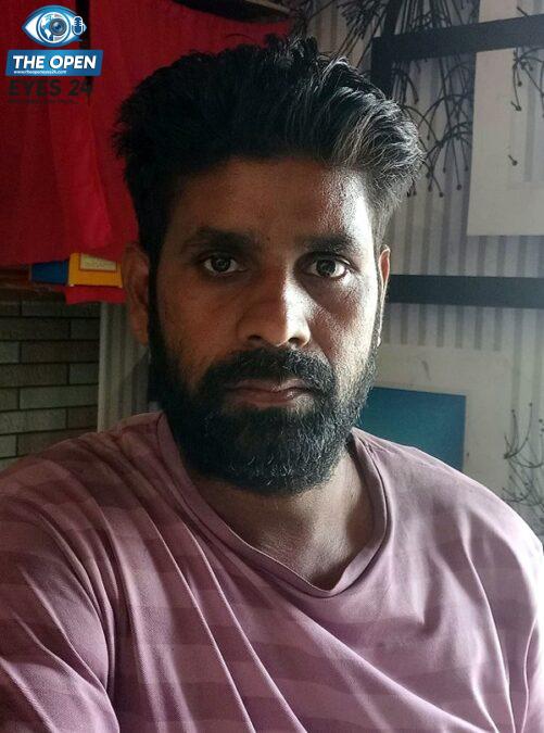 ਪਿੰਡ ਖੁੱਡੀ ਕਲਾਂ ਵਿਖੇ ਚੋਰੀ ਦੀ ਵਾਰਦਾਤ ਤੋਂ ਬਾਅਦ ਆਪਣੀ ਟੁੱਟੀ ਹੋਈ ਝੌਪੜੀ ਦੇ ਬਾਹਰ ਚੋਰਾਂ ਵੱਲੋਂ ਚੋਰੀ ਕੀਤੇ ਸਮਾਨ ਦੀ ਜਾਣਕਾਰੀ ਦਿੰਦਾ ਹੋਇਆ ਬੇਵੱਸ ਪੀੜਤ ਮਾਲੀ ਮੋਹਰ ਸਿੰਘ।