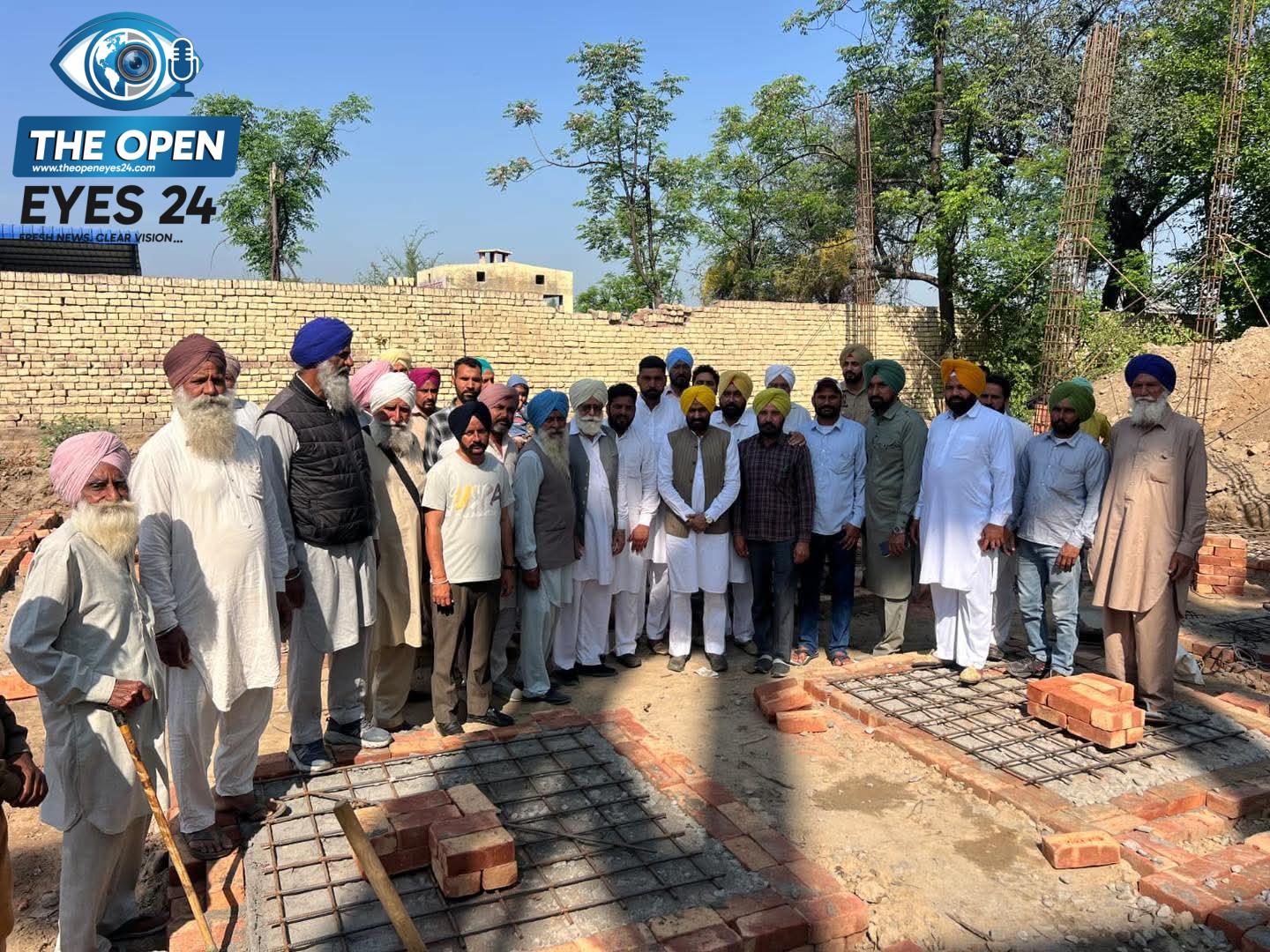 ​ਫੋਟੋ ਕੈਪਸ਼ਨ: ਪਿੰਡ ਜੈਮਲ ਸਿੰਘ ਵਾਲਾ ਵਿਖੇ 40 ਲੱਖ ਦੀ ਲਾਗਤ ਨਾਲ ਬਣਨ ਵਾਲੇ ਵੈੱਲਨੈਸ ਸੈਂਟਰ ਦੀ ਉਸਾਰੀ ਦੇ ਕੰਮ ਦੀ ਸ਼ੁਰੂਆਤ ਕਰਵਾਉਂਦੇ ਹੋਏ ਹਲਕਾ ਵਿਧਾਇਕ ਲਾਭ ਸਿੰਘ ਉੱਗੋਕੇ ਅਤੇ ਹੋਰ।