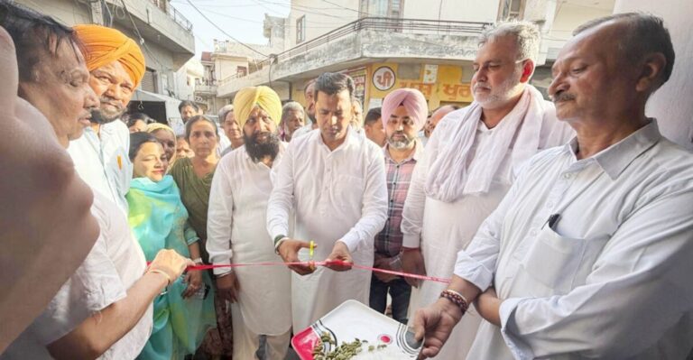 ਭਾਜਪਾ ਦੇ ਜਿਲਾ ਪ੍ਰਧਾਨ ਯਾਦਵਿੰਦਰ ਸੰਟੀ ਨੇ ਵਾਰਡ ਨੰ: 2 ਤੋਂ ਉਮੀਦਵਾਰ ਰਾਕੇਸ਼ ਟੀਟੂ ਦੇ ਚੋਣ ਦਫ਼ਤਰ ਦਾ ਕੀਤਾ ਉਦਘਾਟਨ।