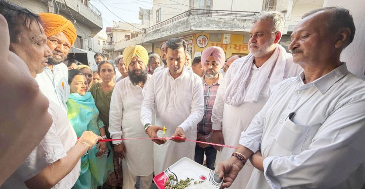 ਭਾਜਪਾ ਦੇ ਜਿਲਾ ਪ੍ਰਧਾਨ ਯਾਦਵਿੰਦਰ ਸੰਟੀ ਨੇ ਵਾਰਡ ਨੰ: 2 ਤੋਂ ਉਮੀਦਵਾਰ ਰਾਕੇਸ਼ ਟੀਟੂ ਦੇ ਚੋਣ ਦਫ਼ਤਰ ਦਾ ਕੀਤਾ ਉਦਘਾਟਨ।