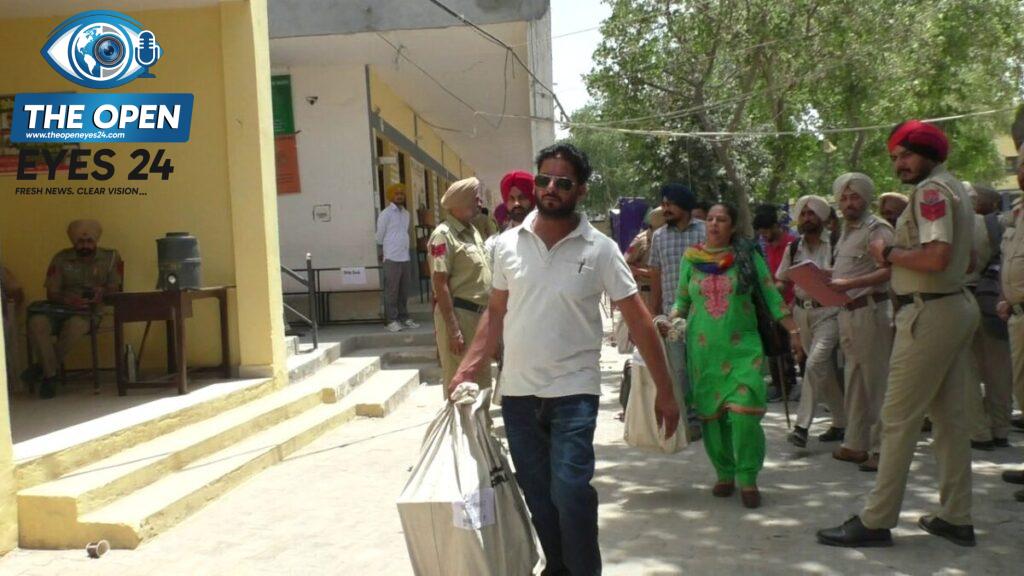 ਨਗਰ ਨਿਗਮ ਅਤੇ ਨਗਰ ਕੌਂਸਲ ਚੋਣਾਂ ਦੇ ਮੱਦੇਨਜ਼ਰ ਚੋਣ ਸਮੱਗਰੀ ਲੈ ਕੇ ਆਪਣੇ ਨਿਰਧਾਰਿਤ ਪੋਲਿੰਗ ਬੂਥਾਂ ਵੱਲ ਰਵਾਨਾ ਹੁੰਦੇ ਹੋਏ ਪੋਲਿੰਗ ਪਾਰਟੀਆਂ ਦੇ ਮੈਂਬਰ।