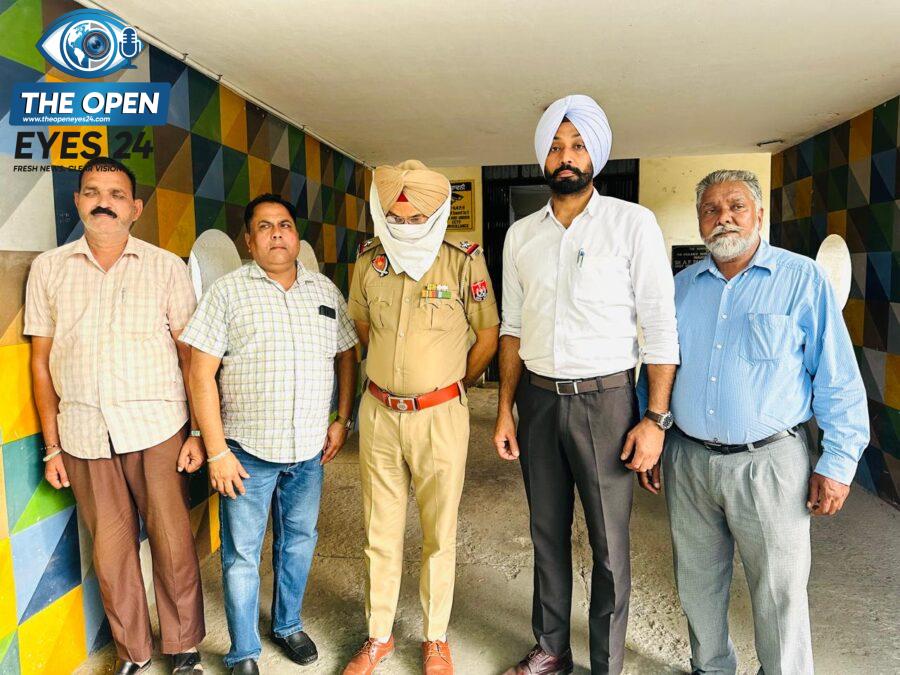ਲੁਧਿਆਣਾ ਵਿੱਚ ਵਿਜੀਲੈਂਸ ਬਿਊਰੋ ਦੀ ਟੀਮ ਵੱਲੋਂ ਰਿਸ਼ਵਤਖੋਰੀ ਦੇ ਮਾਮਲੇ ਵਿੱਚ ਗ੍ਰਿਫ਼ਤਾਰ ਕੀਤਾ ਗਿਆ ਮੁਲਜ਼ਮ ਪੁਲਿਸ ਅਧਿਕਾਰੀ ਹਰਦੀਪ ਸਿੰਘ।