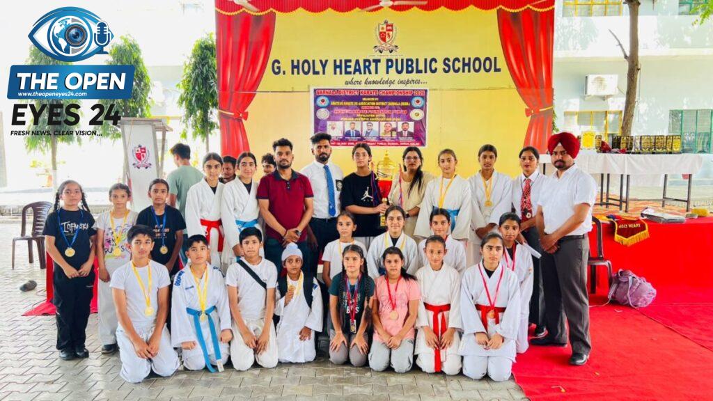 ਬਰਨਾਲਾ ਜ਼ਿਲ੍ਹਾ ਕਰਾਟੇ ਚੈਂਪੀਅਨਸ਼ਿਪ ਵਿੱਚ ਸ਼ਾਨਦਾਰ ਜਿੱਤ ਦਰਜ ਕਰਨ ਤੋਂ ਬਾਅਦ ਜੇਤੂ ਟਰਾਫੀ ਅਤੇ ਮੈਡਲਾਂ ਦੇ ਨਾਲ ਖੁਸ਼ੀ ਦੇ ਰੌਂਅ ਵਿੱਚ ਸਕੂਲ ਦੇ ਪ੍ਰਬੰਧਕ, ਵਾਈਸ ਪ੍ਰਿੰਸੀਪਲ ਮੈਡਮ ਪਰਦੀਪ ਕੌਰ ਗਰੇਵਾਲ, ਕੋਚ ਅਤੇ ਹੋਣਹਾਰ ਖਿਡਾਰੀ ਬੱਚੇ।