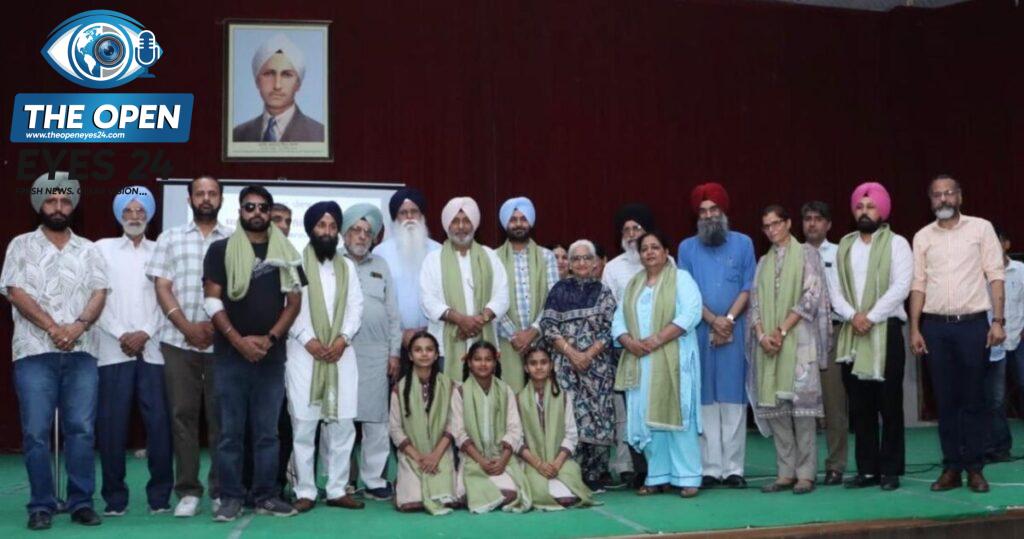 ਤਸਵੀਰ: ਭਾਸ਼ਾ ਵਿਭਾਗ ਪੰਜਾਬ ਵੱਲੋਂ ਸ਼ਹੀਦ ਕਰਤਾਰ ਸਿੰਘ ਸਰਾਭਾ ਨੂੰ ਸਮਰਪਿਤ ਸਮਾਗਮ ਦੌਰਾਨ ਪ੍ਰੋ. ਜਗਮੋਹਨ ਸਿੰਘ ਤੇ ਸ. ਅਵਤਾਰ ਸਿੰਘ, ਬੁਲਾਰਿਆਂ ਤੇ ਕਵੀਆਂ ਨੂੰ ਸਨਮਾਨਿਤ ਕਰਦੇ ਹੋਏ।