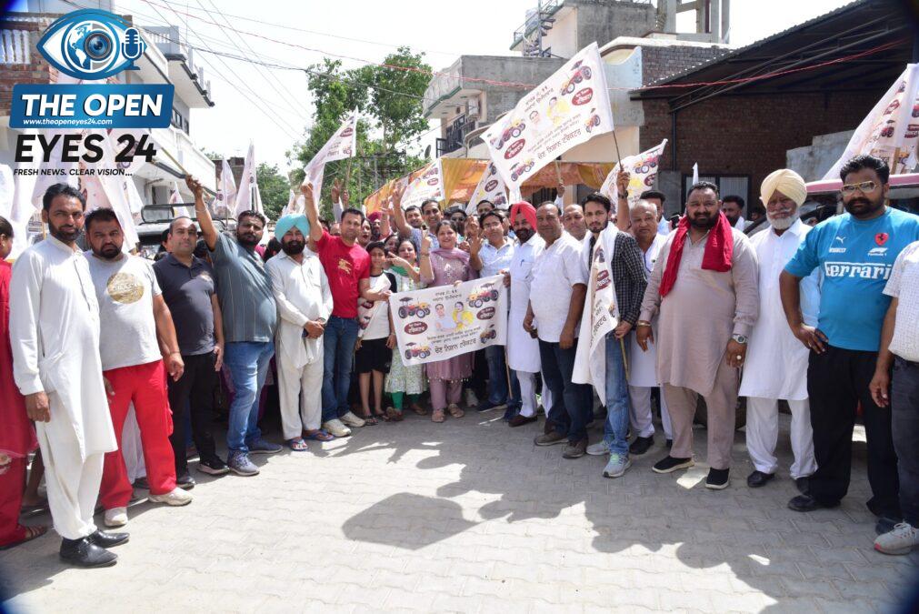 ਭਦੌੜ ਦੇ ਵਾਰਡ ਨੰਬਰ 11 ਵਿੱਚ ਜਨ ਸੰਪਰਕ ਯਾਤਰਾ ਦੌਰਾਨ ਆਜ਼ਾਦ ਉਮੀਦਵਾਰ ਸਿਰਾਜ ਗਰਗ ਅਤੇ ਸਾਬਕਾ ਪ੍ਰਧਾਨ ਮਨੀਸ਼ ਗਰਗ ਦਾ ਸਵਾਗਤ ਕਰਦੇ ਹੋਏ ਵਾਰਡ ਨਿਵਾਸੀ ਅਤੇ ਸਮਰਥਕ।