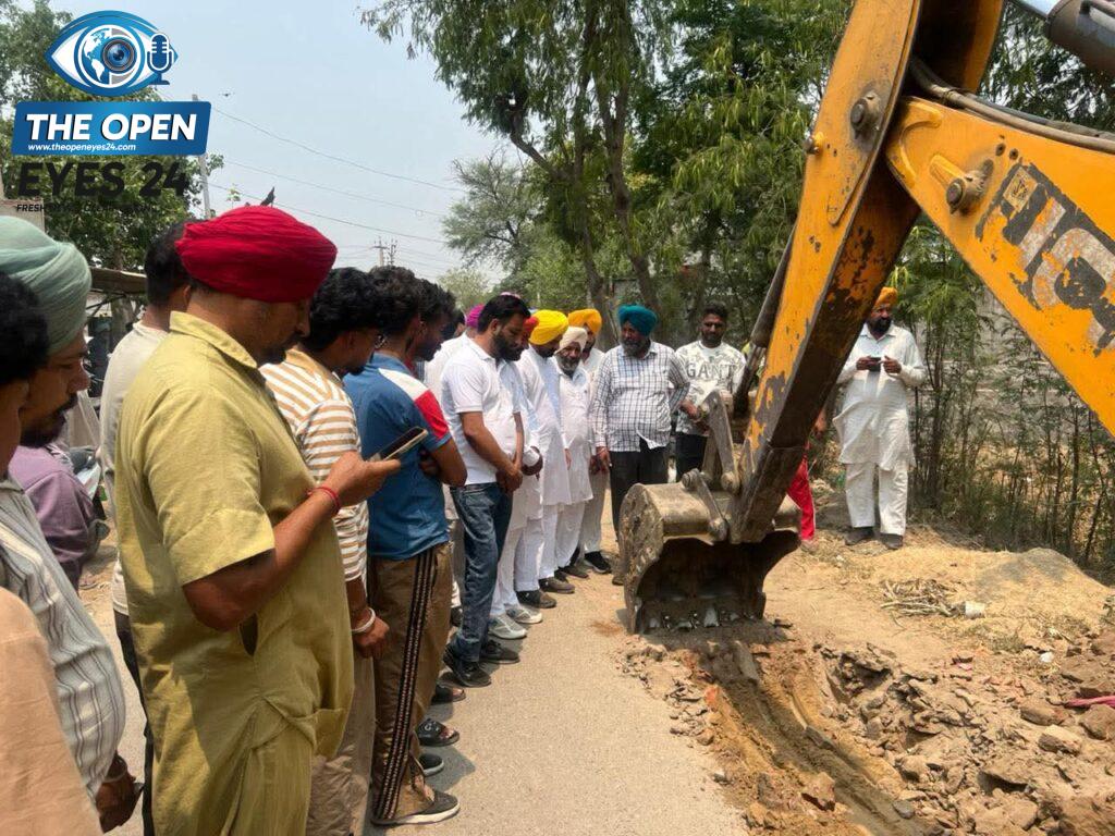 ਫੋਟੋ ਕੈਪਸ਼ਨ: ਪਿੰਡ ਧੌਲਾ ਤੋਂ ਕਾਹਨੇਕੇ ਤੱਕ ਸੜਕ ਦੇ ਨਿਰਮਾਣ ਕਾਰਜ ਦੀ ਸ਼ੁਰੂਆਤ ਕਰਵਾਉਂਦੇ ਹੋਏ ਹਲਕਾ ਵਿਧਾਇਕ ਲਾਭ ਸਿੰਘ ਉੱਗੋਕੇ ਅਤੇ ਹੋਰ ਪਤਵੰਤੇ ਸੱਜਣ।