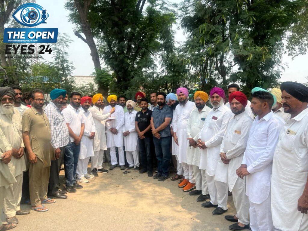 ਫੋਟੋ ਕੈਪਸ਼ਨ: ਪਿੰਡ ਧੌਲਾ ਤੋਂ ਕਾਹਨੇਕੇ ਤੱਕ ਸੜਕ ਦੇ ਨਿਰਮਾਣ ਕਾਰਜ ਦੀ ਸ਼ੁਰੂਆਤ ਕਰਵਾਉਂਦੇ ਹੋਏ ਹਲਕਾ ਵਿਧਾਇਕ ਲਾਭ ਸਿੰਘ ਉੱਗੋਕੇ ਅਤੇ ਹੋਰ ਪਤਵੰਤੇ ਸੱਜਣ।