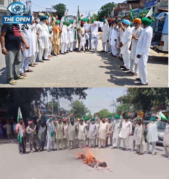 ਪੱਖੋਂ ਕੈਂਚੀਆਂ ਚੌਕ ਵਿੱਚ ਕੇਂਦਰ ਸਰਕਾਰ ਅਤੇ ਪੰਜਾਬ ਦੇ ਗਵਰਨਰ ਦਾ ਪੁਤਲਾ ਫੂਕ ਕੇ ਰੋਸ ਪ੍ਰਦਰਸ਼ਨ ਕਰਦੇ ਹੋਏ ਭਾਰਤੀ ਕਿਸਾਨ ਯੂਨੀਅਨ ਡਕੌਂਦਾ ਦੇ ਅਹੁਦੇਦਾਰ ਅਤੇ ਕਿਸਾਨ।