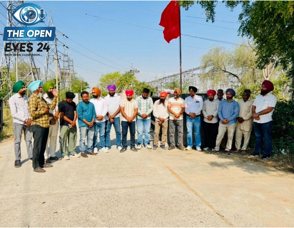 ਮੁਲਾਜ਼ਮ ਆਗੂਆਂ ਨੇ ਜਥੇਬੰਦਕ ਝੰਡਾ ਲਹਿਰਾਉਣ ਦੀ ਰਸਮ ਅਦਾ ਕੀਤੀ ਅਤੇ ਮਜ਼ਦੂਰਾਂ ਦੀ ਕੁਰਬਾਨੀ ਨੂੰ ਸਿਜਦਾ ਕੀਤਾ।