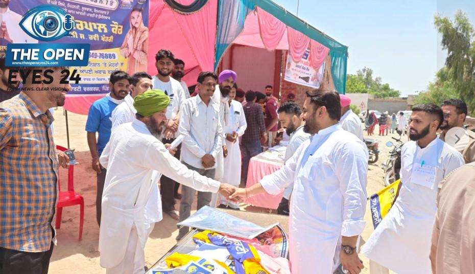 ਹਲਕਾ ਰਾਮਪੁਰਾ ਫੂਲ ਦੇ ਵੱਖ-ਵੱਖ ਪਿੰਡਾਂ ਵਿੱਚ ਨਗਰ ਪੰਚਾਇਤ ਚੋਣਾਂ ਦੌਰਾਨ ਲੱਗੇ ਪੋਲਿੰਗ ਸਟੇਸ਼ਨਾਂ 'ਤੇ ਮੌਜੂਦ ਵਲੰਟੀਅਰਾਂ ਅਤੇ ਅਹੁਦੇਦਾਰਾਂ ਨਾਲ ਮੁਲਾਕਾਤ ਕਰਕੇ ਉਨ੍ਹਾਂ ਦੀ ਹੌਂਸਲਾ ਅਫ਼ਜਾਈ ਕਰਦੇ ਹੋਏ ਆਮ ਆਦਮੀ ਪਾਰਟੀ ਦੇ ਆਗੂ।