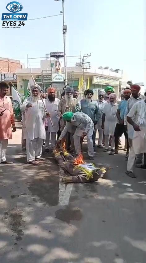 ਪ੍ਰਧਾਨ ਮੰਤਰੀ ਅਤੇ ਰਾਜਪਾਲ ਦਾ ਪੁਤਲਾ ਫੂਕਦੇ ਹੋਏ ਜੱਥੇਬੰਦੀ ਦੇ ਆਗੂ ਤੇ ਕਿਸਾਨ