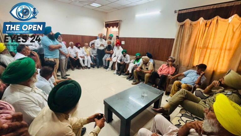ਜ਼ਿਲ੍ਹਾ ਪ੍ਰਬੰਧਕੀ ਕੰਪਲੈਕਸ ਵਿਖੇ ਅਗਲੀ ਰਣਨੀਤੀ ਉਲੀਕਣ ਅਤੇ ਫੈਸਲਾ ਲੈਣ ਲਈ ਚੱਲ ਰਹੀ ਅਹਿਮ ਬੈਠਕ ਦੌਰਾਨ ਇਕੱਠੇ ਹੋਏ ਵੱਖ-ਵੱਖ ਜਨਤਕ ਜਥੇਬੰਦੀਆਂ ਦੇ ਆਗੂ ਅਤੇ ਕਰਮਚਾਰੀ।