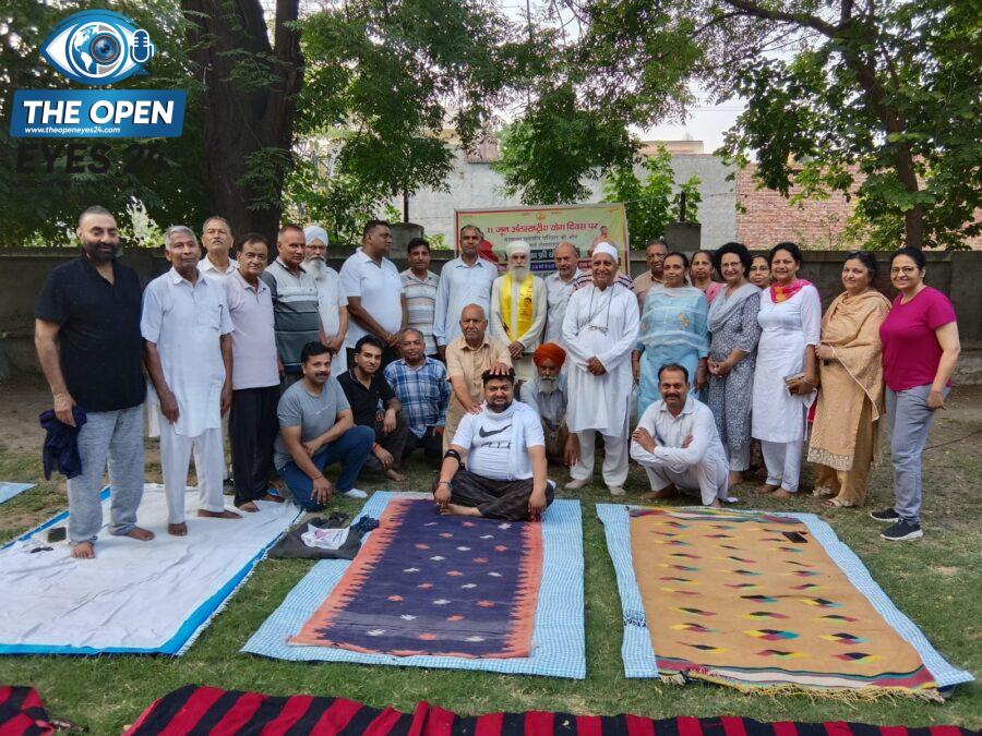 ਯੋਗ ਅਭਿਆਸ ਕਰਨ ਤੋਂ ਬਾਅਦ ਹਾਜ਼ਰ ਪਤੰਜਲੀ ਪਰਿਵਾਰ ਦੇ ਮੈਂਬਰ ਅਤੇ ਯੋਗ ਸਾਧਨਾ ਕਰਦੇ ਹੋਏ ਸ਼ਰਧਾਲੂ।
