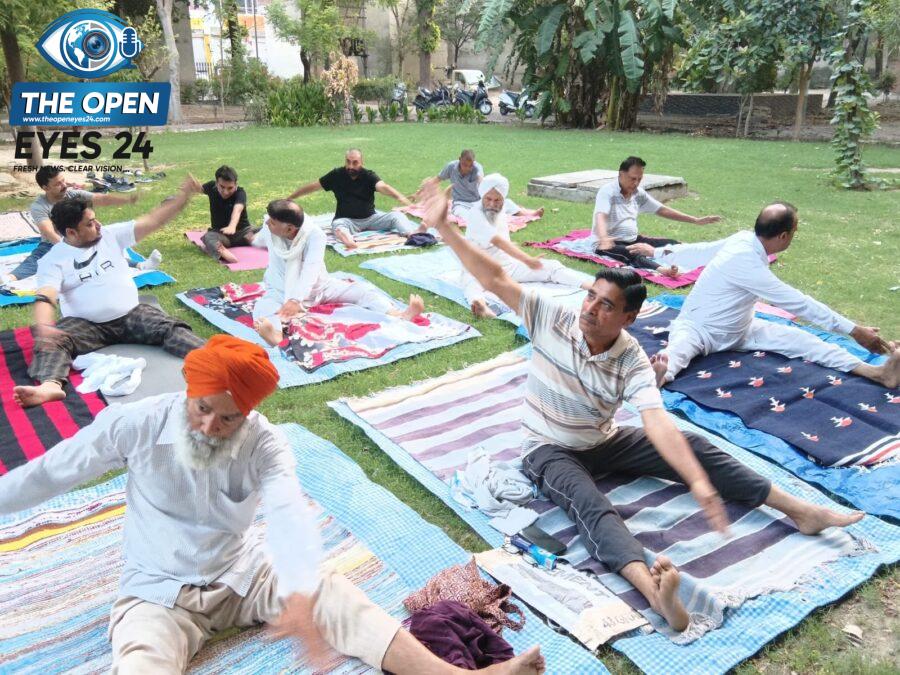 ਯੋਗ ਅਭਿਆਸ ਕਰਨ ਤੋਂ ਬਾਅਦ ਹਾਜ਼ਰ ਪਤੰਜਲੀ ਪਰਿਵਾਰ ਦੇ ਮੈਂਬਰ ਅਤੇ ਯੋਗ ਸਾਧਨਾ ਕਰਦੇ ਹੋਏ ਸ਼ਰਧਾਲੂ।