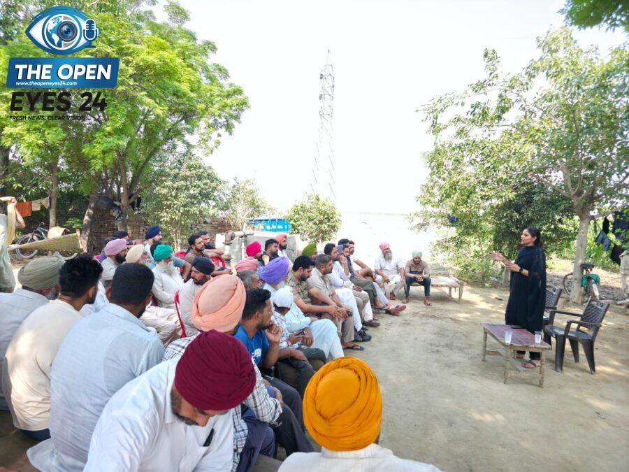ਪਿੰਡ ਪੱਖੋਂ ਕਲਾਂ ਵਿਖੇ ਲਗਾਏ ਗਏ ਜਾਗਰੂਕਤਾ ਕੈਂਪ ਦੌਰਾਨ ਹਾਜ਼ਰ ਕਿਸਾਨਾਂ ਨੂੰ ਜਾਣਕਾਰੀ ਦਿੰਦੇ ਹੋਏ ਖੇਤੀਬਾੜੀ ਮਾਹਿਰ।