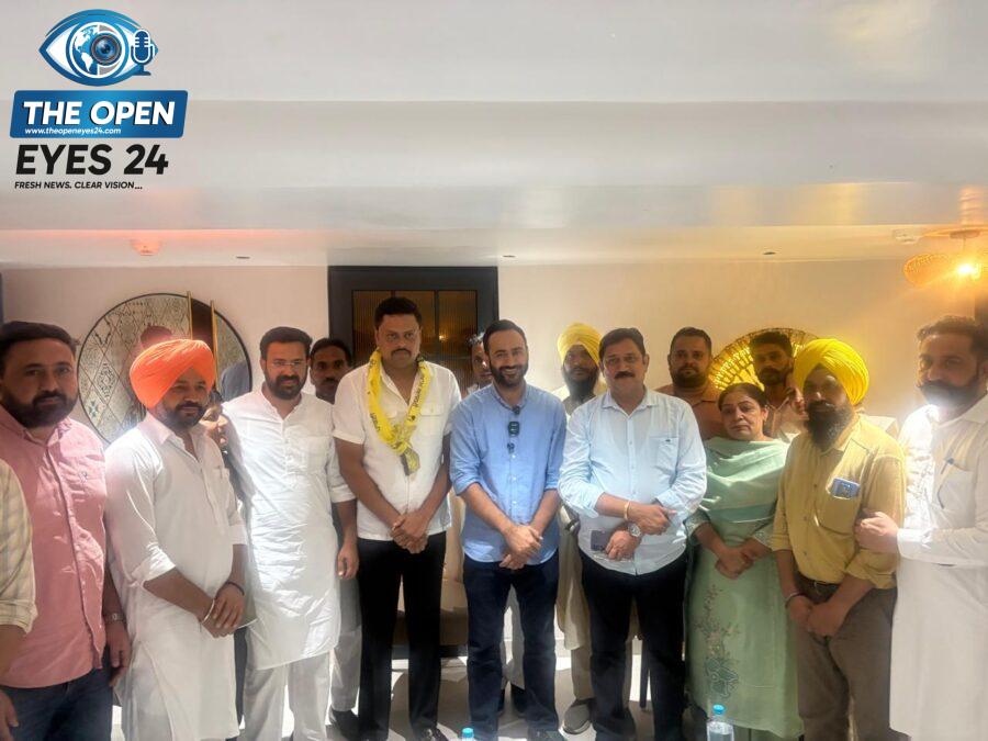 ਰਜਨੀਸ਼ ਬੰਸਲ ਨੂੰ ਆਮ ਆਦਮੀ ਪਾਰਟੀ ਵਿੱਚ ਸ਼ਾਮਲ ਕਰਦੇ ਹੋਏ ਸੰਸਦ ਮੈਂਬਰ ਮੀਤ ਹੇਅਰ ਅਤੇ ਹੋਰ ਆਗੂ।