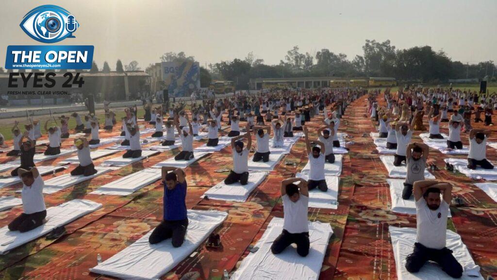 ਬਰਨਾਲਾ ਦੇ ਬਾਬਾ ਗਾਂਧਾ ਸਿੰਘ ਵਿਦਿਆਲਿ ਆ ਵਿਖੇ ਆਯੋਜਿਤ ਜ਼ਿਲ੍ਹਾ ਪੱਧਰੀ ਯੋਗ ਸਮਾਗਮ ਵਿੱਚ ਯੋਗ ਆਸਨ ਕਰਦੇ ਹੋਏ ਲੋਕ ਸਭਾ ਸੰਸਦ, ਪ੍ਰਸ਼ਾਸਨਿਕ ਅਧਿਕਾਰੀ ਅਤੇ ਸ਼ਹਿਰ ਵਾਸੀ।
