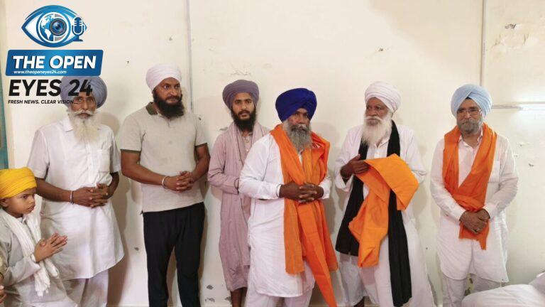 ਬਰਨਾਲਾ ਵਿਖੇ ਸ਼੍ਰੀ ਗੁਰੂ ਅਰਜਨ ਦੇਵ ਜੀ ਦੇ ਸ਼ਹੀਦੀ ਦਿਹਾੜੇ ਸਬੰਧੀ ਕਰਵਾਏ ਸਮਾਗਮ ਦੌਰਾਨ ਪ੍ਰਮੁੱਖ ਸ਼ਖਸੀਅਤਾਂ ਨੂੰ ਸਨਮਾਨਿਤ ਕਰਦੇ ਹੋਏ ਪ੍ਰਬੰਧਕ।