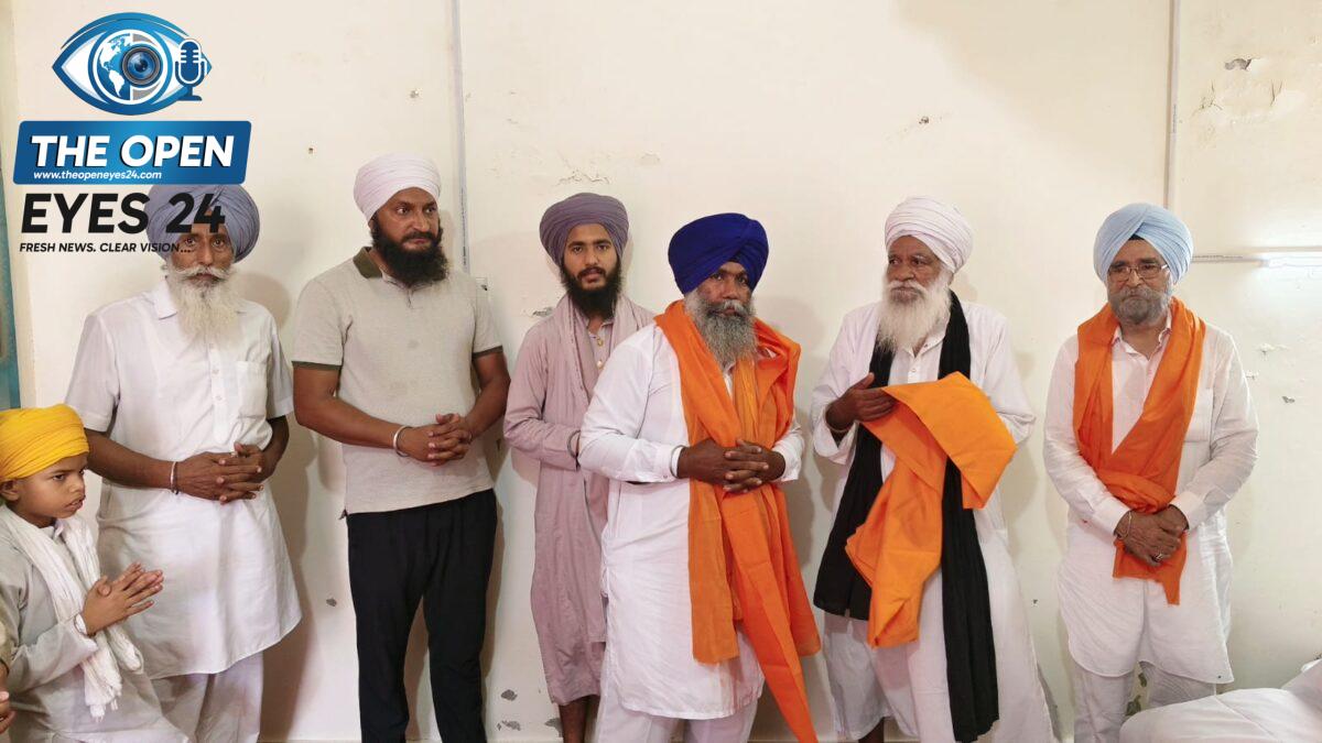 ਬਰਨਾਲਾ ਵਿਖੇ ਸ਼੍ਰੀ ਗੁਰੂ ਅਰਜਨ ਦੇਵ ਜੀ ਦੇ ਸ਼ਹੀਦੀ ਦਿਹਾੜੇ ਸਬੰਧੀ ਕਰਵਾਏ ਸਮਾਗਮ ਦੌਰਾਨ ਪ੍ਰਮੁੱਖ ਸ਼ਖਸੀਅਤਾਂ ਨੂੰ ਸਨਮਾਨਿਤ ਕਰਦੇ ਹੋਏ ਪ੍ਰਬੰਧਕ।