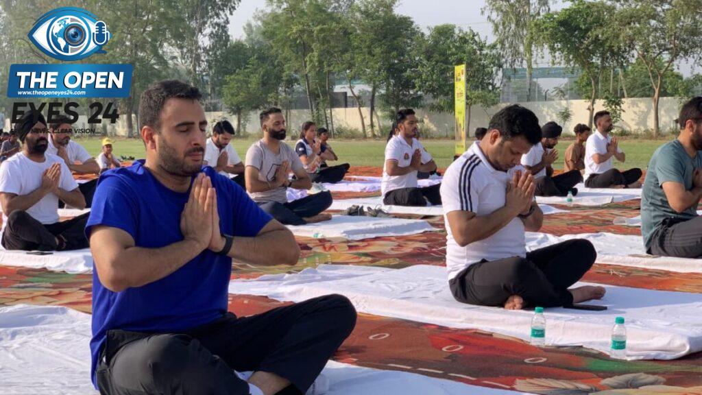 ਬਰਨਾਲਾ ਦੇ ਬਾਬਾ ਗਾਂਧਾ ਸਿੰਘ ਵਿਦਿਆਲਿ ਆ ਵਿਖੇ ਆਯੋਜਿਤ ਜ਼ਿਲ੍ਹਾ ਪੱਧਰੀ ਯੋਗ ਸਮਾਗਮ ਵਿੱਚ ਯੋਗ ਆਸਨ ਕਰਦੇ ਹੋਏ ਲੋਕ ਸਭਾ ਸੰਸਦ, ਪ੍ਰਸ਼ਾਸਨਿਕ ਅਧਿਕਾਰੀ ਅਤੇ ਸ਼ਹਿਰ ਵਾਸੀ।