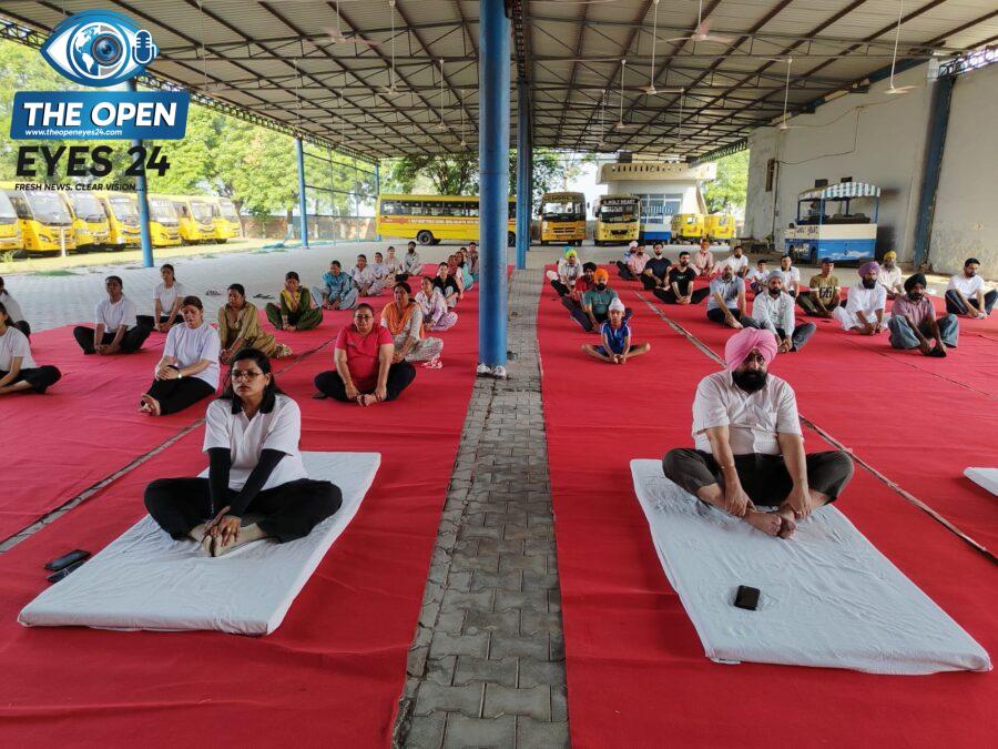 ਬਰਨਾਲਾ ਦੇ ਬਾਬਾ ਗਾਂਧਾ ਸਿੰਘ ਵਿਦਿਆਲਿ ਆ ਵਿਖੇ ਆਯੋਜਿਤ ਜ਼ਿਲ੍ਹਾ ਪੱਧਰੀ ਯੋਗ ਸਮਾਗਮ ਵਿੱਚ ਯੋਗ ਆਸਨ ਕਰਦੇ ਹੋਏ ਲੋਕ ਸਭਾ ਸੰਸਦ, ਪ੍ਰਸ਼ਾਸਨਿਕ ਅਧਿਕਾਰੀ ਅਤੇ ਸ਼ਹਿਰ ਵਾਸੀ।