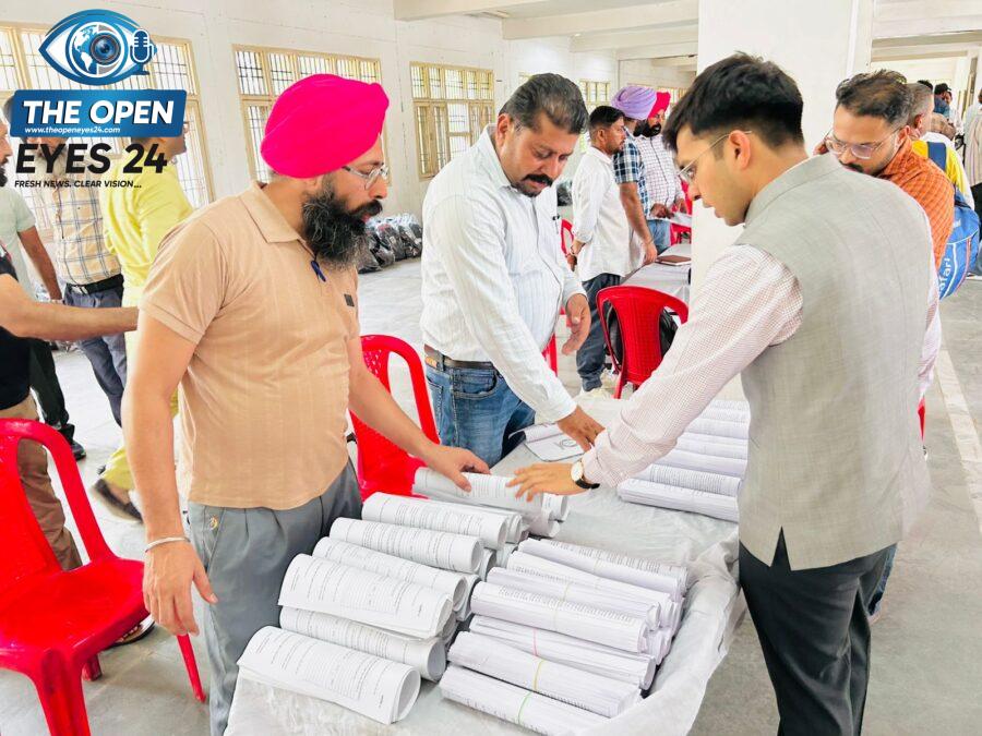 ਬਰਨਾਲਾ ਜ਼ਿਲ੍ਹੇ ਵਿੱਚ ਬੂਥ ਲੈਵਲ ਅਧਿਕਾਰੀਆਂ ਨੂੰ ਵਿਸ਼ੇਸ਼ ਗਹਿਣ ਪੁਨਰੀਖਣ ਕਿੱਟਾਂ ਵੰਡਣ ਦਾ ਦ੍ਰਿਸ਼।