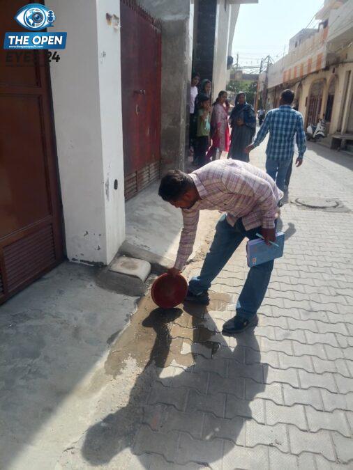 ਪਿੰਡਾਂ, ਸ਼ਹਿਰਾਂ ਅਤੇ ਪੱਛੜੀਆਂ ਬਸਤੀਆਂ ਵਿੱਚ ਘਰ-ਘਰ ਜਾ ਕੇ ਲੋਕਾਂ ਨੂੰ ਮਲੇਰੀਆ ਤੋਂ ਬਚਾਅ ਲਈ ਜਾਗਰੂਕ ਕਰਦੇ ਹੋਏ ਸਿਹਤ ਵਿਭਾਗ ਦੇ ਕਰਮਚਾਰੀ।