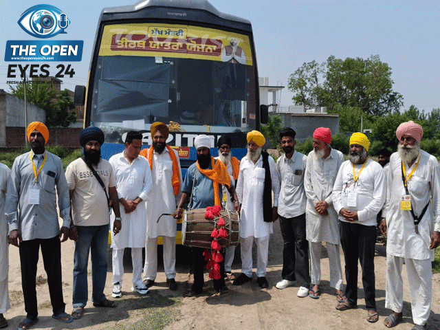 ਸਰਹੱਦੀ ਪਿੰਡ ਡੱਗ ਤੂਤ ਤੋਂ ਮੁੱਖ ਮੰਤਰੀ ਤੀਰਥ ਯਾਤਰਾ ਬੱਸ ਨੂੰ ਹਰੀ ਝੰਡੀ ਦਿਖਾ ਕੇ ਰਵਾਨਾ ਕਰਦੇ ਹੋਏ ਹਲਕਾ ਇੰਚਾਰਜ ਸੋਨੀਆ ਮਾਨ, ਅੰਮ੍ਰਿਤਪਾਲ ਸਿੰਘ ਸ਼ਹੂਰਾ, ਸਰਪੰਚ ਗੱਜਣ ਸਿੰਘ ਅਤੇ ਹੋਰ ਪਤਵੰਤੇ ਸੱਜਣ।