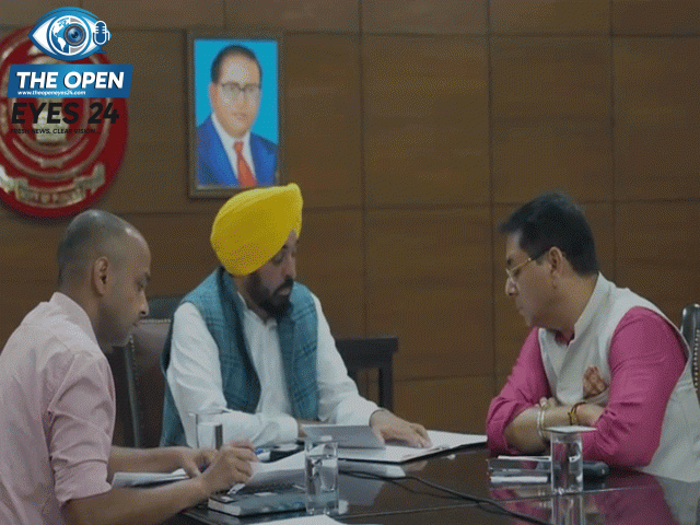 ਬਠਿੰਡਾ ਵਿਖੇ ‘ਯੁੱਧ ਨਸ਼ਿਆਂ ਵਿਰੁੱਧ’ ਮੁਹਿੰਮ ਦੀ ਸਮੀਖਿਆ ਮੀਟਿੰਗ ਦੌਰਾਨ ਵੀਡੀਓ ਕਾਨਫ਼ਰੰਸ ਰਾਹੀਂ ਪੁਲਿਸ ਅਧਿਕਾਰੀਆਂ ਨੂੰ ਦਿਸ਼ਾ-ਨਿਰਦੇਸ਼ ਦਿੰਦੇ ਹੋਏ ਮੁੱਖ ਮੰਤਰੀ ਭਗਵੰਤ ਸਿੰਘ ਮਾਨ ਅਤੇ ਨਾਲ ਮੌਜੂਦ ਕੈਬਿਨੇਟ ਮੰਤਰੀ ਅਮਨ ਅਰੋੜਾ।