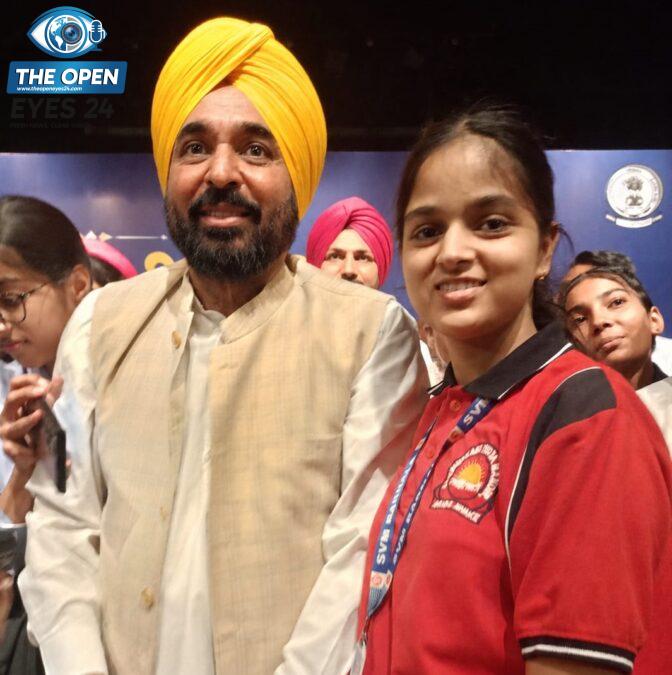 ਮੁੱਖ ਮੰਤਰੀ ਭਗਵੰਤ ਸਿੰਘ ਮਾਨ ਨਾਲ ਮੁਲਾਕਾਤ ਕਰਦੇ ਹੋਏ ਸਰਵਹਿੱਤਕਾਰੀ ਸਕੂਲ ਦੇ ਹੋਣਹਾਰ ਵਿਦਿਆਰਥੀ।