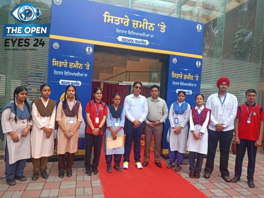 ਮੁੱਖ ਮੰਤਰੀ ਭਗਵੰਤ ਸਿੰਘ ਮਾਨ ਨਾਲ ਮੁਲਾਕਾਤ ਕਰਦੇ ਹੋਏ ਸਰਵਹਿੱਤਕਾਰੀ ਸਕੂਲ ਦੇ ਹੋਣਹਾਰ ਵਿਦਿਆਰਥੀ।