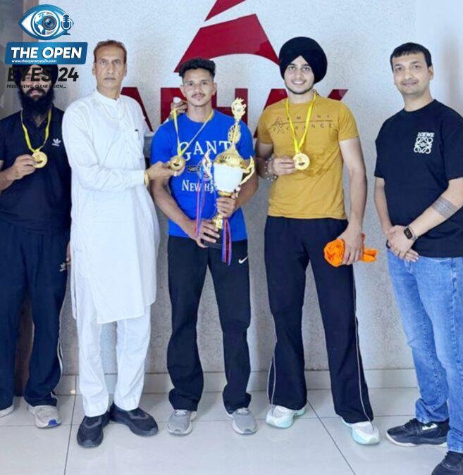 ਭਦੌੜ ਵਿਖੇ ਸੰਗਰੂਰ ਤੋਂ ਦੌੜ ਕੇ ਪਹੁੰਚਿਆ ਨੌਜਵਾਨ ਅਨੀਕੇਤ ਅਰਜਨ ਢਿੱਲੋਂ ਦੀ ਕੋਠੀ ਅੱਗੇ ਸੈਲਫੀ ਲੈਂਦਾ ਹੋਇਆ ਅਤੇ ਉਸ ਦੇ ਸਾਥੀਆਂ ਨੂੰ ਸਨਮਾਨ ਚਿੰਨ੍ਹ ਭੇਂਟ ਕਰਦੇ ਹੋਏ ਖੇਡ ਪ੍ਰੇਮੀ ਅਭੈ ਕੁਮਾਰ ਗਰਗ ਹੋਰ ਪਤਵੰਤੇ ਸੱਜਣ।