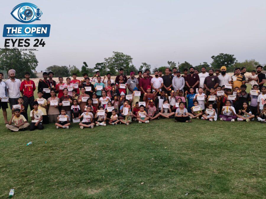 ਜੂਨੀਅਰ ਫਿਟਨੈਸ ਕਲੱਬ ਦੇ ਸਮਾਗਮ ਦੌਰਾਨ ਤਗਮੇ ਅਤੇ ਪ੍ਰਮਾਣ ਪੱਤਰ ਪ੍ਰਾਪਤ ਕਰਨ ਤੋਂ ਬਾਅਦ ਪ੍ਰਬੰਧਕਾਂ ਨਾਲ ਖੁਸ਼ੀ ਦੇ ਪਲ ਸਾਂਝੇ ਕਰਦੇ ਹੋਏ ਹੋਣਹਾਰ ਬੱਚੇ।