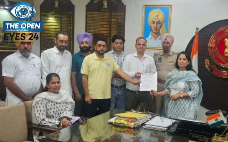 ਮਾਨਸਾ ਵਿਖੇ ਗੈਰ-ਵਿਦਿਅਕ ਡਿਊਟੀਆਂ ਦੇ ਫੈਸਲੇ ਵਿਰੁੱਧ ਰੋਸ ਪ੍ਰਦਰਸ਼ਨ ਕਰਦੇ ਹੋਏ ਅਤੇ ਡਿਪਟੀ ਕਮਿਸ਼ਨਰ ਨੂੰ ਮੰਗ ਪੱਤਰ ਸੌਂਪਦੇ ਹੋਏ ਡੈਮੋਕ੍ਰੇਟਿਕ ਟੀਚਰਜ਼ ਫਰੰਟ ਦੇ ਆਗੂ।
