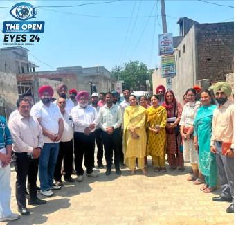 : ਬਰਨਾਲਾ ਵਿਖੇ ਜਨਗਣਨਾ ਕਾਰਜਾਂ ਦਾ ਨਿਰੀਖਣ ਕਰਨ ਸਮੇਂ ਗਿਣਤੀਕਾਰਾਂ ਅਤੇ ਅਧਿਕਾਰੀਆਂ ਨਾਲ ਗੱਲਬਾਤ ਕਰਦੇ ਹੋਏ ਡਾਇਰੈਕਟਰ ਨਵਜੋਤ ਖੋਸਾ ਅਤੇ ਨਾਲ ਦਿਖਾਈ ਦੇ ਰਹੇ ਹਨ ਡਿਪਟੀ ਕਮਿਸ਼ਨਰ ਹਰਪ੍ਰੀਤ ਸਿੰਘ।