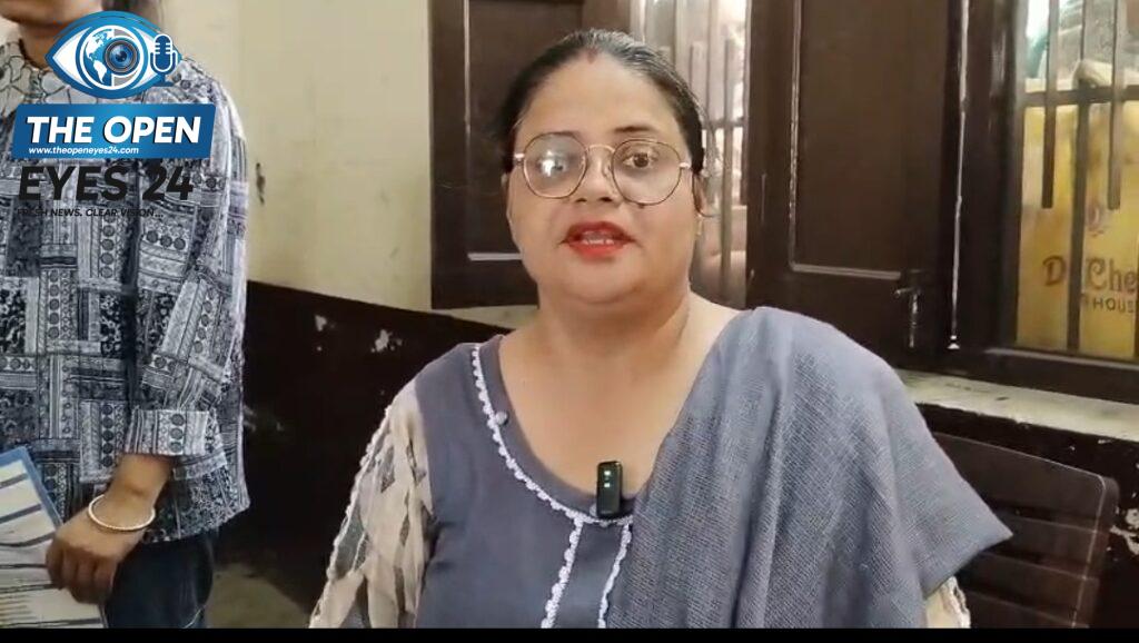  ਬਰਨਾਲਾ ਦੇ ਬਾਬਾ ਆਲਾ ਸਿੰਘ ਸਰਕਾਰੀ ਸਕੂਲ ਵਿੱਚ ਸਤਿਕਾਰ ਯੋਜਨਾ ਦੇ ਫਾਰਮ ਭਰਨ ਲਈ ਕਤਾਰਾਂ ਵਿੱਚ ਖੜ੍ਹੀਆਂ ਮਹਿਲਾਵਾਂ ਅਤੇ ਉਨ੍ਹਾਂ ਦੀ ਸਹਾਇਤਾ ਕਰਦੇ ਹੋਏ ਸਕੂਲ ਦੇ ਕਰਮਚਾਰੀ।