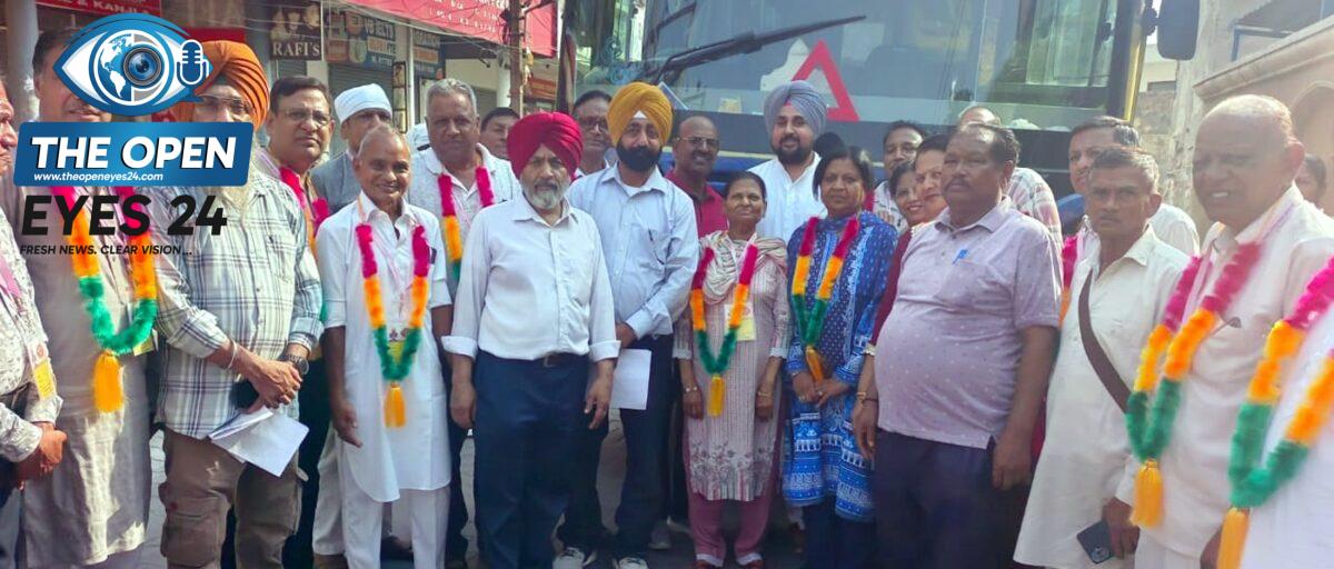 ਬਰਨਾਲਾ ਵਿਖੇ ਮੁੱਖ ਮੰਤਰੀ ਤੀਰਥ ਯਾਤਰਾ ਤਹਿਤ ਸ਼ਰਧਾਲੂਆਂ ਨਾਲ ਭਰੀਆਂ ਵਾਤਾਨੁਕੂਲਿਤ ਬੱਸਾਂ ਨੂੰ ਹਰੀ ਝੰਡੀ ਦਿਖਾ ਕੇ ਰਵਾਨਾ ਕਰਦੇ ਹੋਏ ਹਲਕਾ ਇੰਚਾਰਜ ਹਰਿੰਦਰ ਸਿੰਘ ਧਾਲੀਵਾਲ, ਮੇਅਰ ਹਸਨਪ੍ਰੀਤ ਭਾਰਦਵਾਜ ਅਤੇ ਹੋਰ ਪਤਵੰਤੇ।