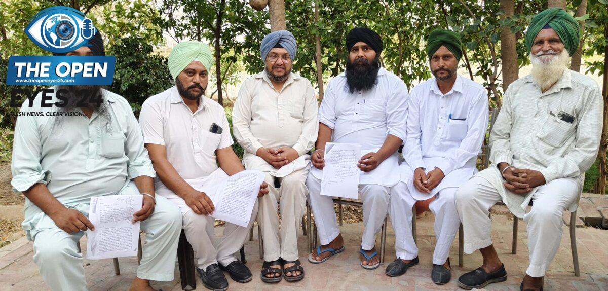 ਪਿੰਡ ਪੱਖੋਕੇ ਤੋਂ ਸਹਿਣਾ ਨੂੰ ਜਾਂਦੇ ਰਸਤੇ ਤੋਂ ਸਰਕਾਰੀ ਰੁੱਖ ਪੁੱਟਣ ਵਾਲੇ ਵਿਅਕਤੀਆਂ ਖ਼ਿਲਾਫ਼ ਕਾਨੂੰਨੀ ਕਾਰਵਾਈ ਲਈ ਜ਼ਿਲ੍ਹੇ ਦੇ ਉੱਚ ਅਧਿਕਾਰੀਆਂ ਨੂੰ ਦਿੱਤੀਆਂ ਦਰਖ਼ਾਸਤਾਂ ਸਬੰਧੀ ਜਾਣਕਾਰੀ ਦਿੰਦੇ ਹੋਏ ਪਿੰਡ ਵਾਸੀ ਅਤੇ ਮੌਕੇ 'ਤੇ ਪੁੱਟੇ ਗਏ ਰੁੱਖਾਂ ਦੇ ਅਵਸ਼ੇਸ਼।