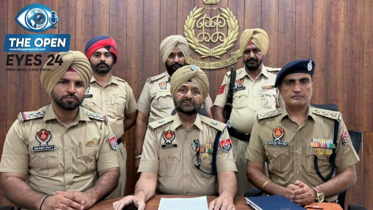  ਦਿਵਿਆਂਗ ਬੱਚੇ ਦੇ ਕਤਲ ਅਤੇ ਕੁਕਰਮ ਮਾਮਲੇ ਦੇ ਗ੍ਰਿਫ਼ਤਾਰ ਕੀਤੇ ਗਏ ਦੋਸ਼ੀ ਬਾਰੇ ਜਾਣਕਾਰੀ ਦਿੰਦੇ ਹੋਏ ਖੰਨਾ ਪੁਲਿਸ ਦੇ ਉੱਚ ਅਧਿਕਾਰੀ।