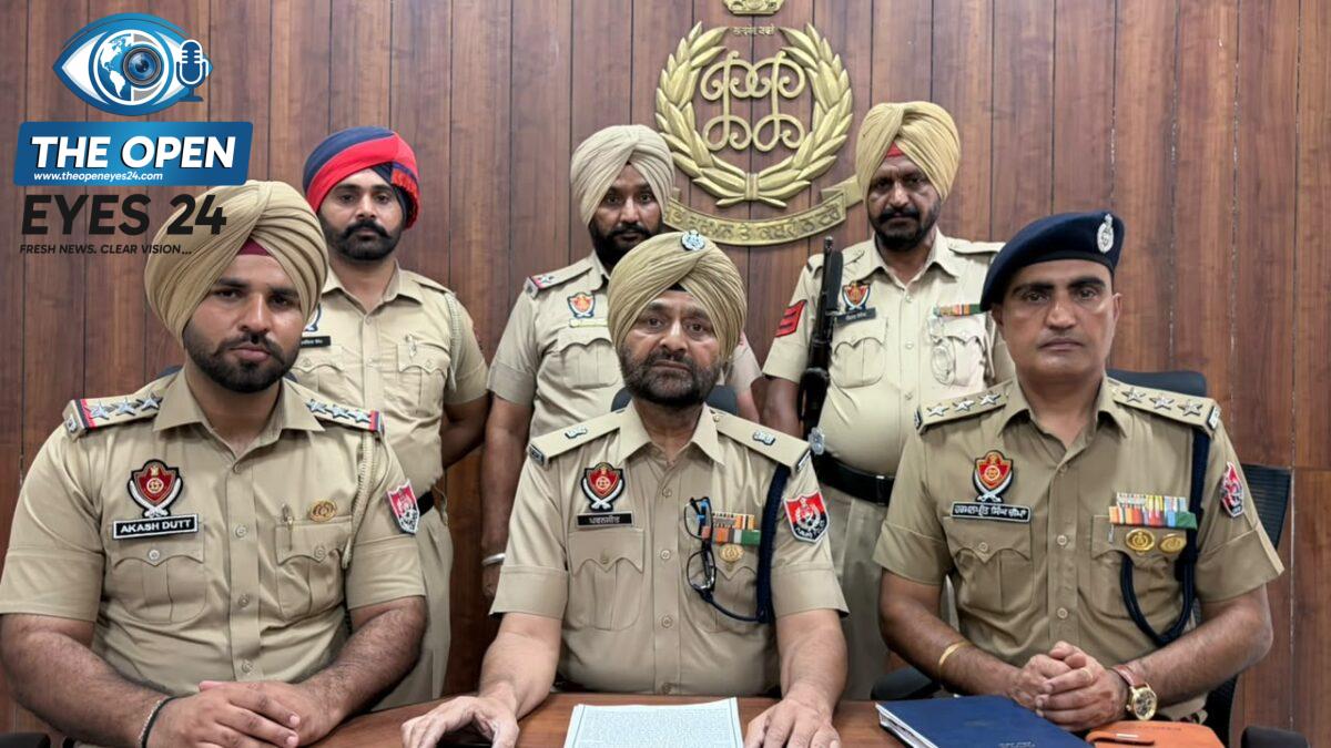 ਦਿਵਿਆਂਗ ਬੱਚੇ ਦੇ ਕਤਲ ਅਤੇ ਕੁਕਰਮ ਮਾਮਲੇ ਦੇ ਗ੍ਰਿਫ਼ਤਾਰ ਕੀਤੇ ਗਏ ਦੋਸ਼ੀ ਬਾਰੇ ਜਾਣਕਾਰੀ ਦਿੰਦੇ ਹੋਏ ਖੰਨਾ ਪੁਲਿਸ ਦੇ ਉੱਚ ਅਧਿਕਾਰੀ।