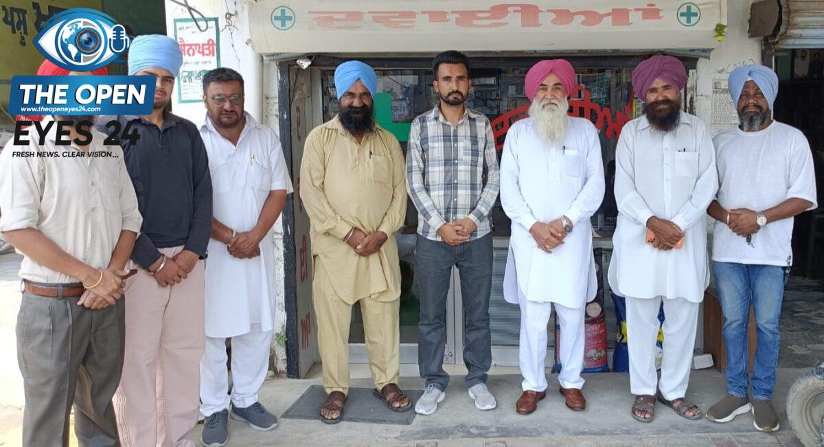ਵਿਸ਼ਾਲ ਖ਼ੂਨਦਾਨ ਕੈਂਪ ਦੀਆਂ ਤਿਆਰੀਆਂ ਸਬੰਧੀ ਰੂਪ-ਰੇਖਾ ਉਲੀਕਣ ਮੌਕੇ ਜਾਣਕਾਰੀ ਸਾਂਝੀ ਕਰਦੇ ਹੋਏ ਪ੍ਰੈੱਸ ਕਲੱਬ ਮਹਿਲ ਕਲਾਂ, ਗੁਰਦੁਆਰਾ ਕਮੇਟੀ ਅਤੇ ਗ੍ਰਾਮ ਪੰਚਾਇਤ ਛਾਪਾ ਦੇ ਪ੍ਰਬੰਧਕ ਤੇ ਪਤਵੰਤੇ ਸੱਜਣ।