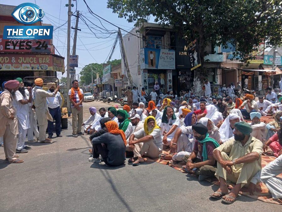 ਮਹਿਲ ਕਲਾਂ ਵਿਖੇ ਪੰਚਾਇਤਾਂ ਦੀ ਬਹਾਲੀ ਦੀ ਮੰਗ ਨੂੰ ਲੈ ਕੇ ਬੀਡੀਪੀਓ ਦਫ਼ਤਰ ਅਤੇ ਲੁਧਿਆਣਾ-ਬਰਨਾਲਾ ਮੁੱਖ ਮਾਰਗ ‘ਤੇ ਵਿਸ਼ਾਲ ਰੋਸ ਧਰਨਾ ਦਿੰਦੇ ਹੋਏ ਜਥੇਬੰਦੀਆਂ ਦੇ ਆਗੂ ਅਤੇ ਪਿੰਡ ਵਾਸੀ।