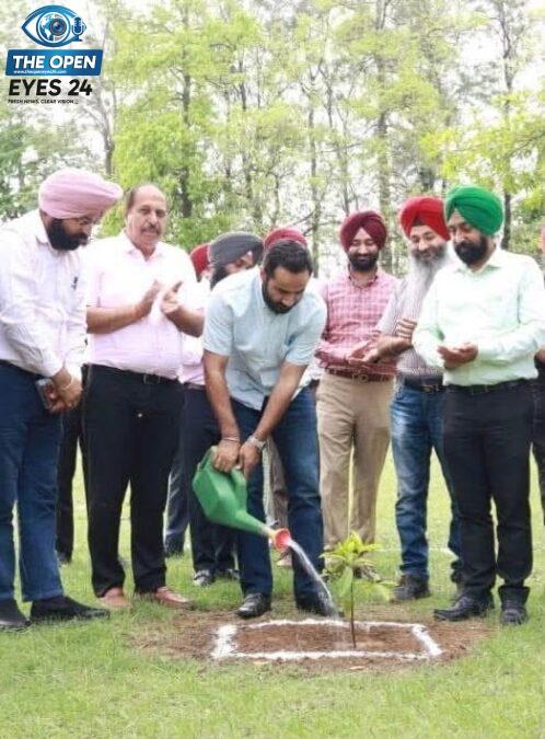 ਵਿਸ਼ਵ ਵਾਤਾਵਰਣ ਦਿਵਸ ਮੌਕੇ ਪੰਜਾਬ ਵਾਸੀਆਂ ਨੂੰ ਮੁਬਾਰਕਬਾਦ ਦਿੰਦੇ ਹੋਏ ਅਤੇ ਰੁੱਖ ਲਗਾਉਣ ਦਾ ਸੰਦੇਸ਼ ਸਾਂਝਾ ਕਰਦੇ ਹੋਏ ਆਗੂ ਮੀਤ ਹੇਅਰ।