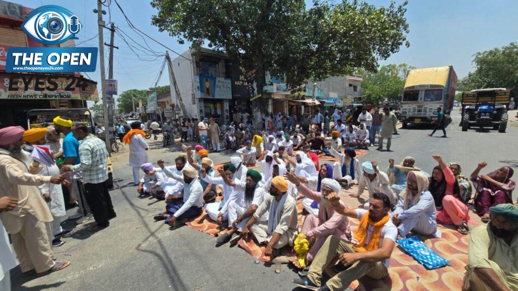ਮਹਿਲ ਕਲਾਂ ਵਿਖੇ ਪੰਚਾਇਤਾਂ ਦੀ ਬਹਾਲੀ ਦੀ ਮੰਗ ਨੂੰ ਲੈ ਕੇ ਬੀਡੀਪੀਓ ਦਫ਼ਤਰ ਅਤੇ ਲੁਧਿਆਣਾ-ਬਰਨਾਲਾ ਮੁੱਖ ਮਾਰਗ ‘ਤੇ ਵਿਸ਼ਾਲ ਰੋਸ ਧਰਨਾ ਦਿੰਦੇ ਹੋਏ ਜਥੇਬੰਦੀਆਂ ਦੇ ਆਗੂ ਅਤੇ ਪਿੰਡ ਵਾਸੀ।