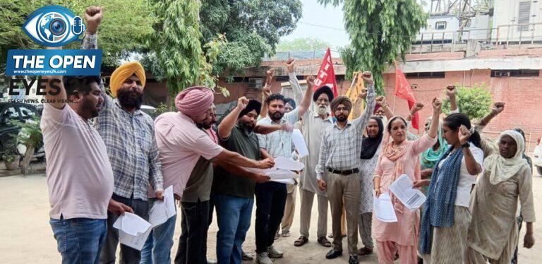  ਬਰਨਾਲਾ ਵਿਖੇ ਵਿਭਾਗ ਦੀਆਂ ਮੁਲਾਜ਼ਮ ਵਿਰੋਧੀ ਚਿੱਠੀਆਂ ਦੀਆਂ ਕਾਪੀਆਂ ਸਾੜ ਕੇ ਨਾਅਰੇਬਾਜ਼ੀ ਕਰਦੇ ਹੋਏ ਮਨਰੇਗਾ ਕਰਮਚਾਰੀ ਯੂਨੀਅਨ ਦੇ ਮੈਂਬਰ।